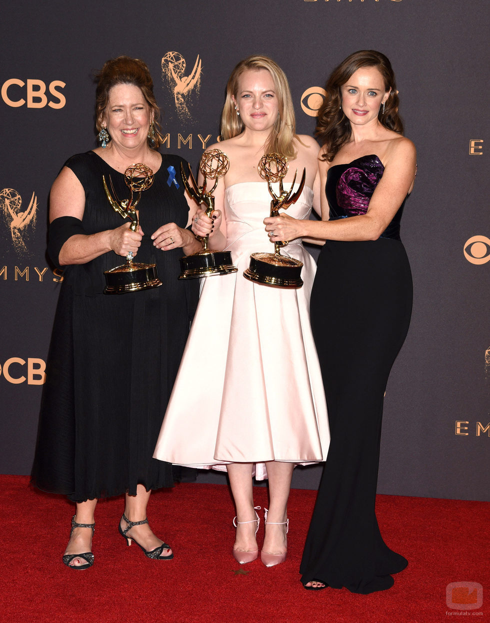 Ann Dowd, Elisabeth Moss y Alexis Bledel con su galardón en los Emmy 2017
