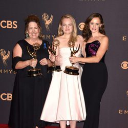 Ann Dowd, Elisabeth Moss y Alexis Bledel con su galardón en los Emmy 2017