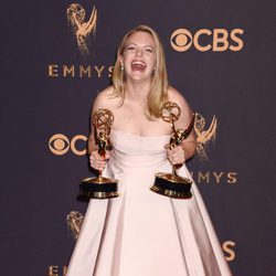 Elisabeth Moss posa con su galardón en los Emmy 2017