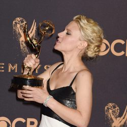 Kate McKinnon posa con su galardón en los Emmy 2017