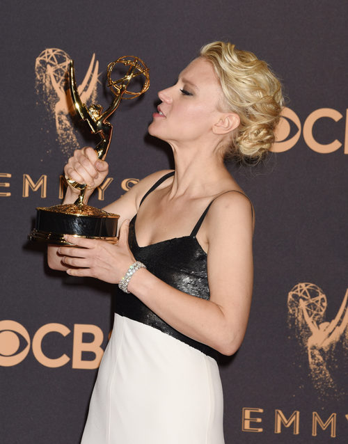 Kate McKinnon posa con su galardón en los Emmy 2017