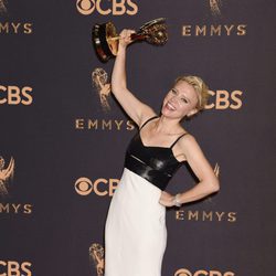 Kate McKinnon levanta su galardón en los Emmy 2017