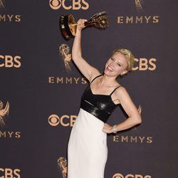 Kate McKinnon levanta su galardón en los Emmy 2017