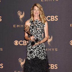Laura Dern posa con su galardón en los Emmy 2017