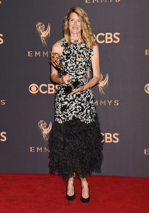 Laura Dern posa con su galardón en los Emmy 2017