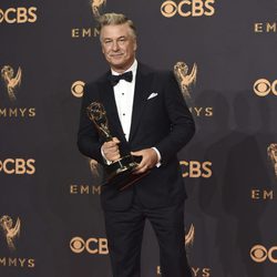 Alec Baldwin posa con su galardón en los Emmy 2017