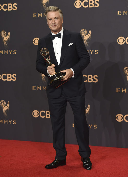 Alec Baldwin posa con su galardón en los Emmy 2017