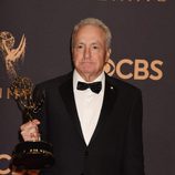 Lorne Michaels posa con su galardón en los Emmys 2017