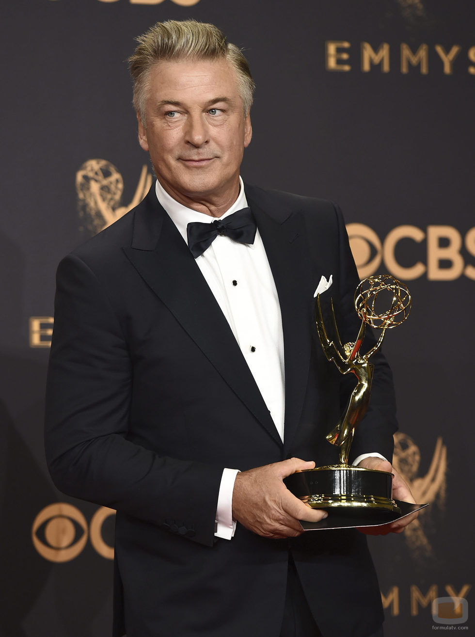 Alec Baldwin sostiene su premio en los Emmy 2017