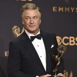 Alec Baldwin sostiene su premio en los Emmy 2017