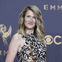 Laura Dern sostiene su galardón en los Emmy 2017