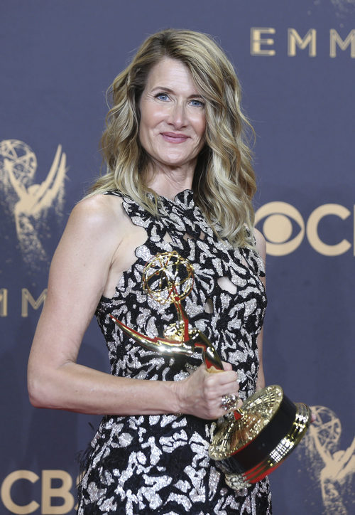 Laura Dern sostiene su galardón en los Emmy 2017