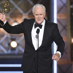 John Lithgow en la gala de los Emmy 2017