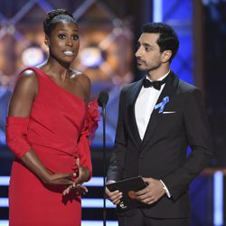 Issa Rae y Riz Ahmed en la gala de los Emmy 2017