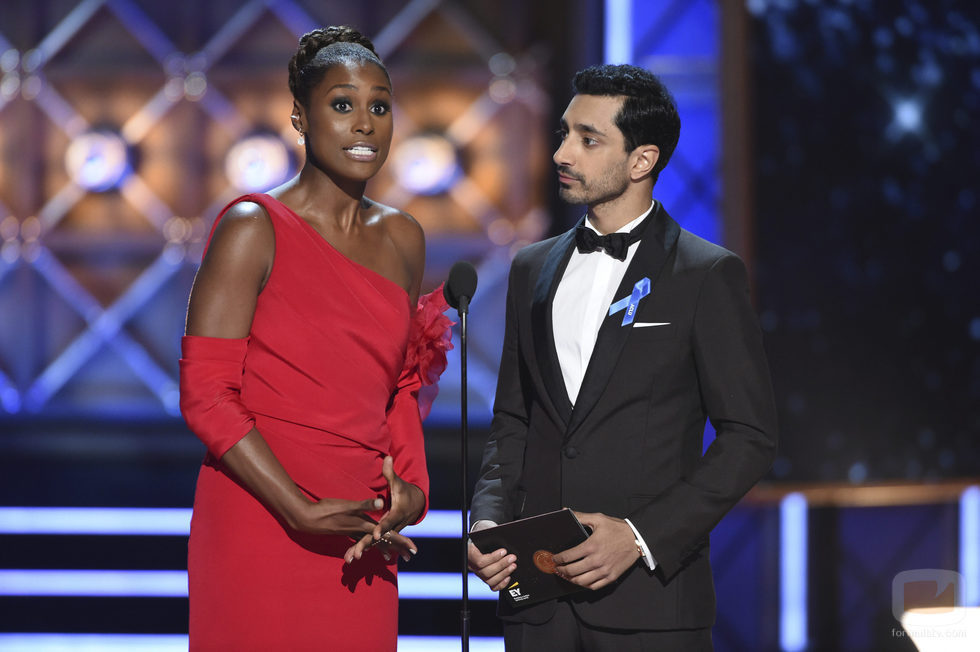 Issa Rae y Riz Ahmed en la gala de los Emmy 2017