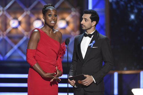 Issa Rae y Riz Ahmed en la gala de los Emmy 2017