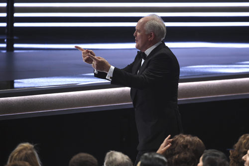 John Lithgow recoge su premio en los Emmy 2017