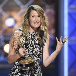 Laura Dern habla en la gala de los Emmy 2017 tras recoger su premio