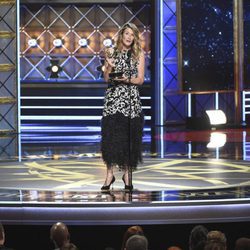Laura Dern recoge el premio en los Emmy 2017