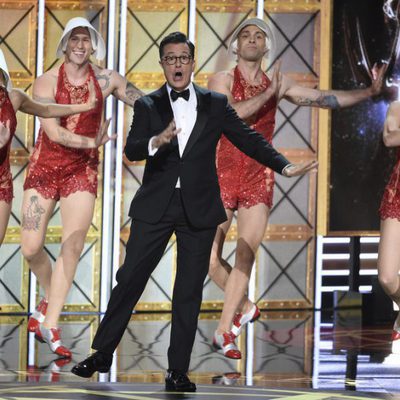 Stephen Colbert baila en la gala de los Emmy 2017