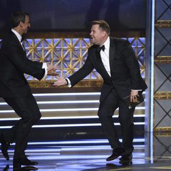 Seth Meyers y James Corden en los Emmy 2017