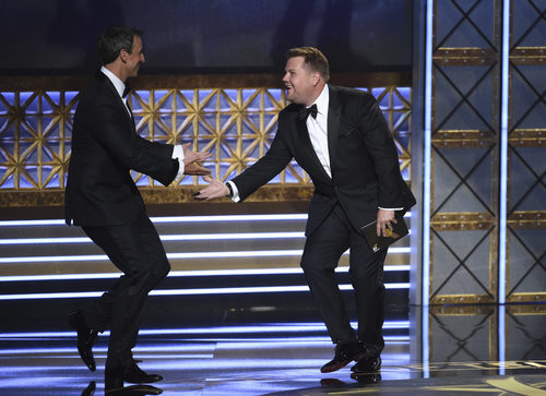 Seth Meyers y James Corden en los Emmy 2017