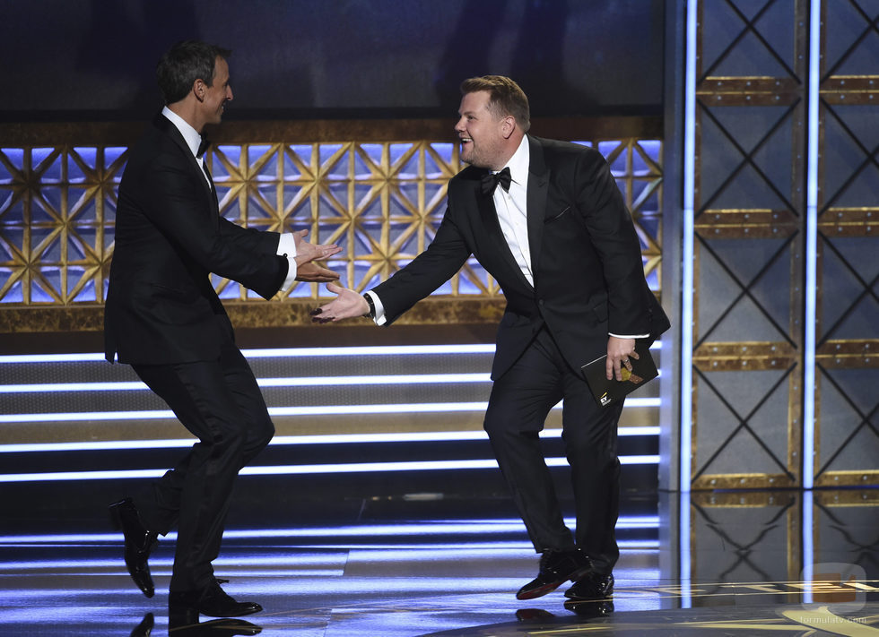 Seth Meyers y James Corden en los Emmy 2017