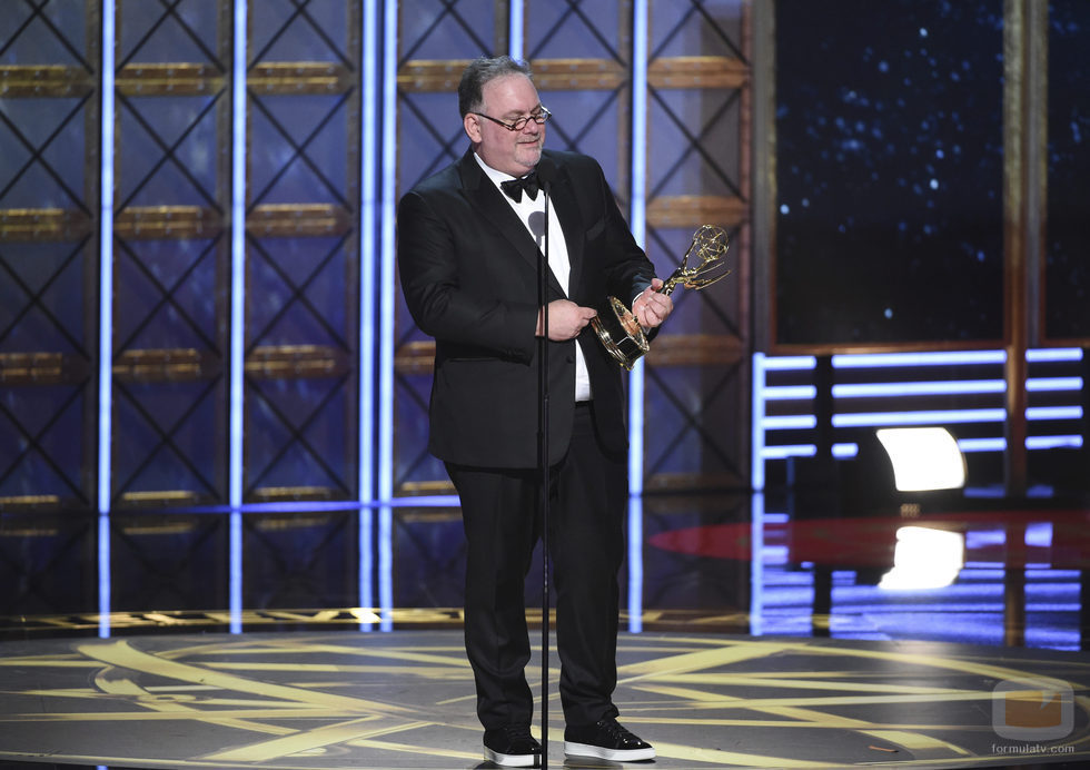 Bruce Miller con su galardón en la gala de los Emmy 2017