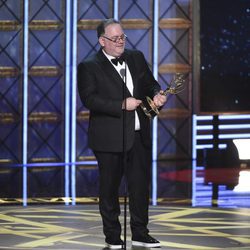 Bruce Miller con su galardón en la gala de los Emmy 2017