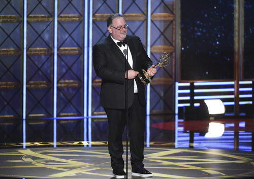 Bruce Miller con su galardón en la gala de los Emmy 2017