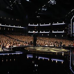 John Lithgow recibe el premio en gala de los Emmy 2017