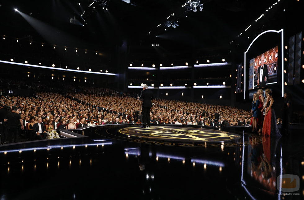 John Lithgow recibe el premio en gala de los Emmy 2017