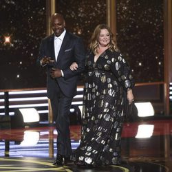 Dave Chappelle y Melissa McCarthy en los Emmy 2017