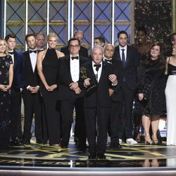 Lorne Michaels y el equipo de 'Saturday Night Live' en los Emmy 2017