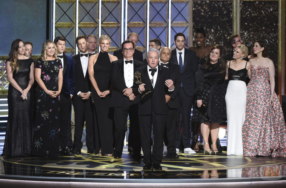 Lorne Michaels y el equipo de 'Saturday Night Live' en los Emmy 2017