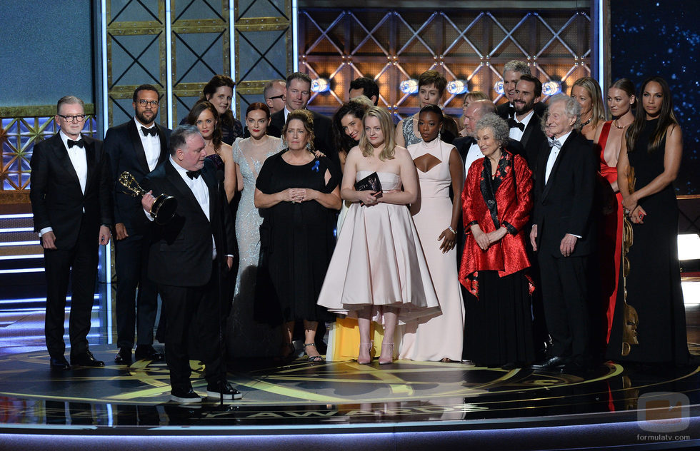 Bruce Miller junto al equipo de 'The Handmaid's Tale' en los Emmy 2017