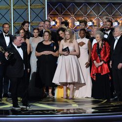 Bruce Miller junto al equipo de 'The Handmaid's Tale' en los Emmy 2017