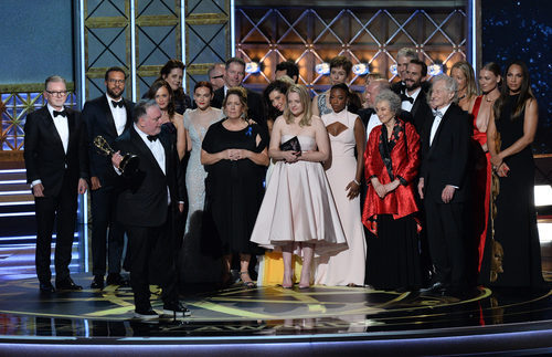 Bruce Miller junto al equipo de 'The Handmaid's Tale' en los Emmy 2017