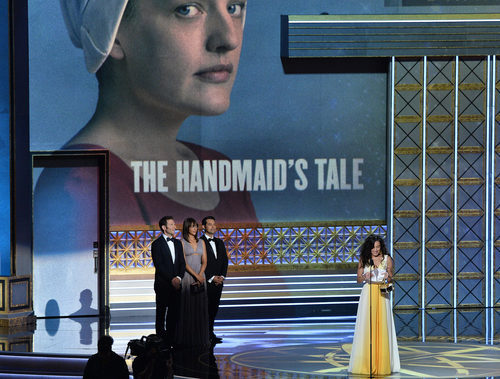 Reed Morano recoge un premio en la gala de los Emmy 2017