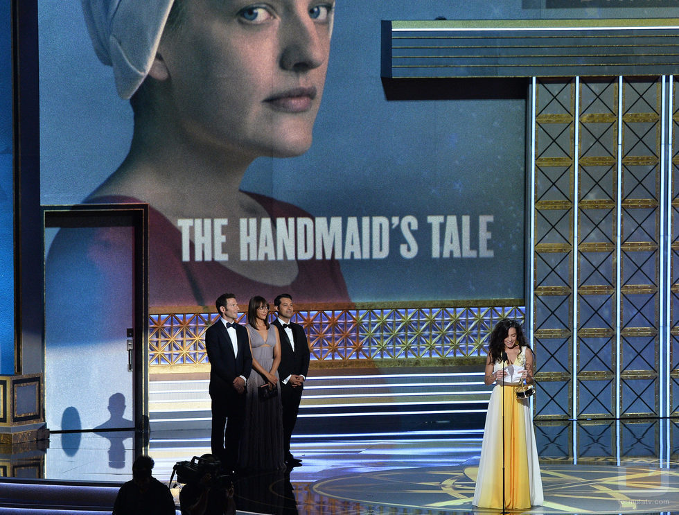 Reed Morano recoge un premio en la gala de los Emmy 2017