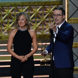 John Oliver y Liz Stanton en los Emmy 2017