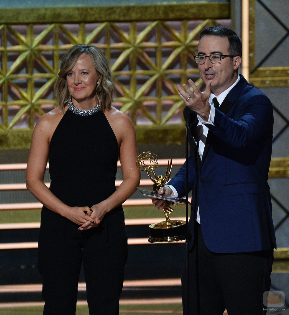 John Oliver y Liz Stanton en los Emmy 2017