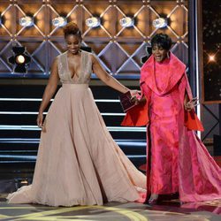 Anika Noni Rose y Cicely Tyson en el escenario de los Emmy 2017