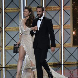 Jessica Biel y Joseph Fiennes en el escenario de los Emmy 2017