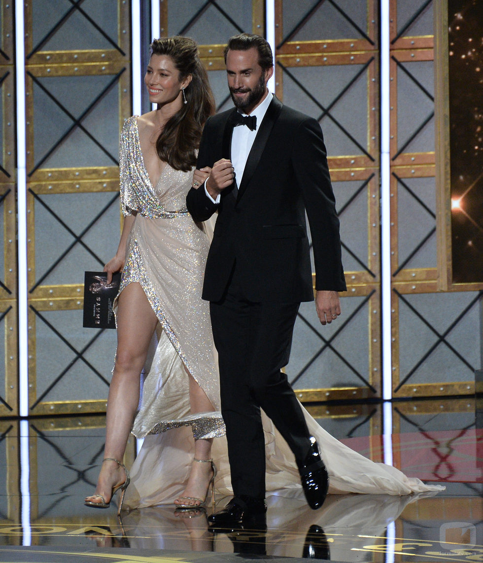 Jessica Biel y Joseph Fiennes en el escenario de los Emmy 2017