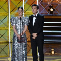 Sarah Paulson y Jason Bateman en los premios Emmy 2017