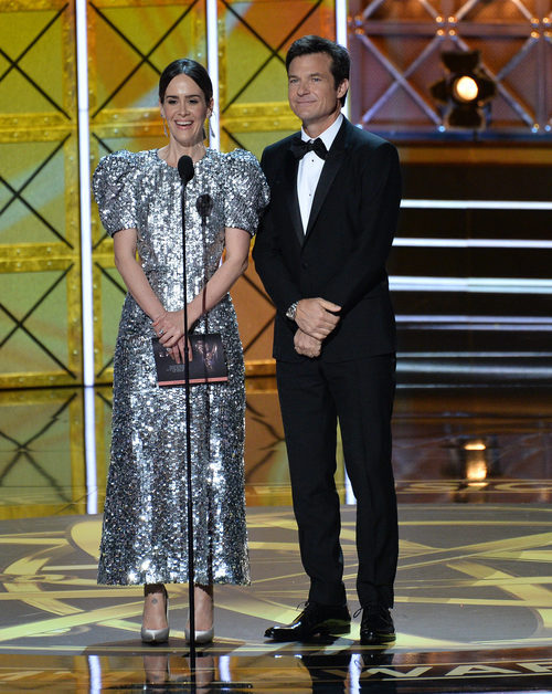 Sarah Paulson y Jason Bateman en los premios Emmy 2017