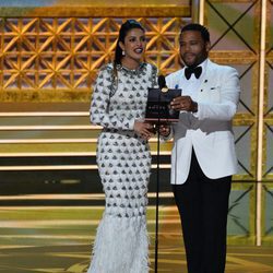 Priyanka Chopra y Anthony Anderson  en los Emmy 2017