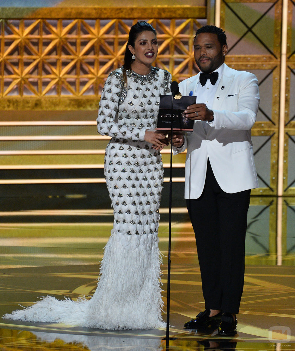 Priyanka Chopra y Anthony Anderson  en los Emmy 2017