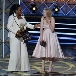 Oprah Winfrey y Elisabeth Moss en los Emmy 2017